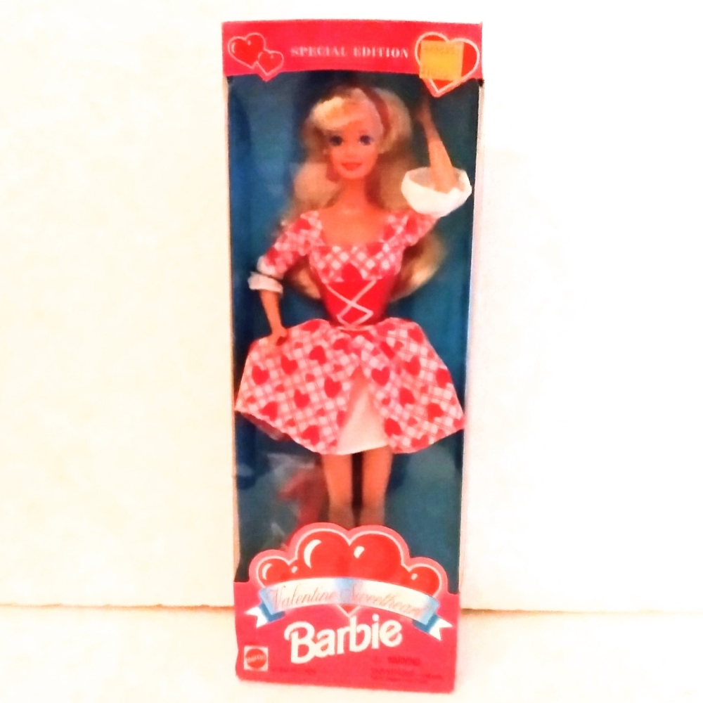 Valentine Sweetheart Barbie 1995 NIB